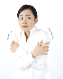 寒気を感じている女性