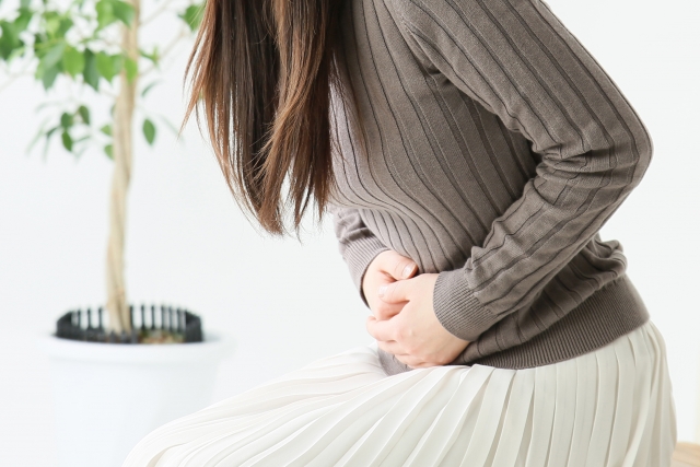 下腹部の強い痛みに悩む女性