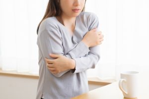 卵管閉塞による冷え等の体調不良に悩む女性